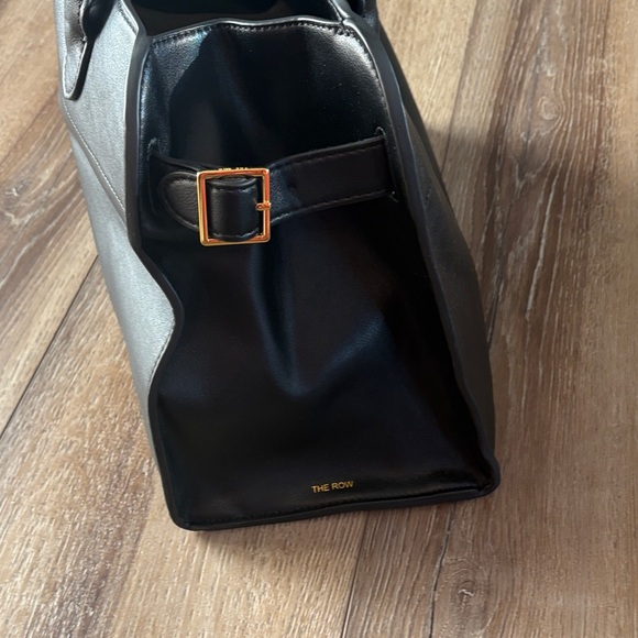 Sophisticated Black Leather Satchel - Picture 3 of 4